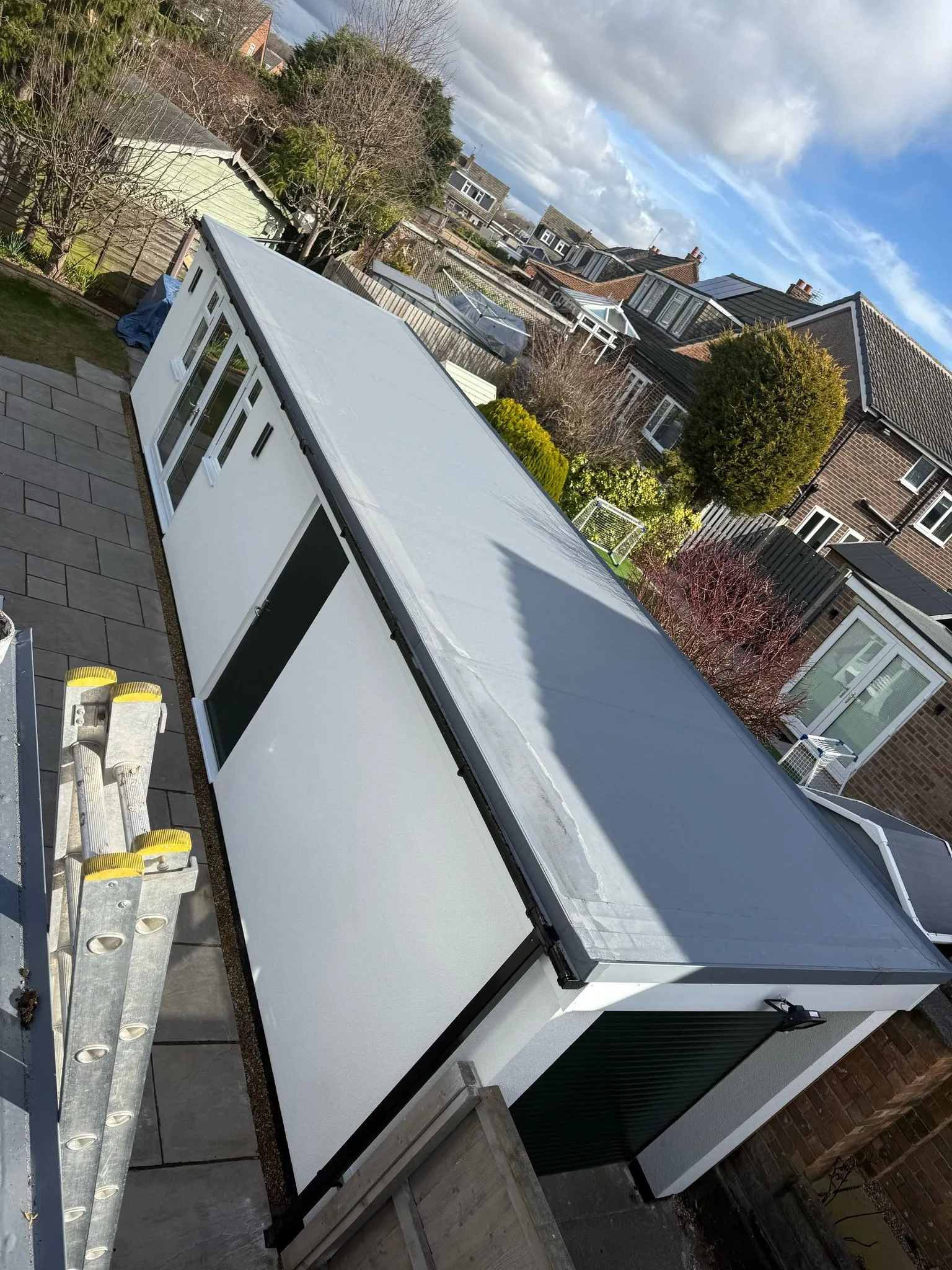 Single-ply flat roof with rooflights